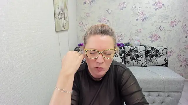 Snapshot of LeaPure chatting on 01.12.25 LeaPure online show from 01.12.25