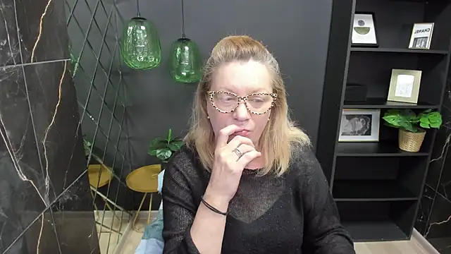 Snapshot of LeaPure chatting on 03.01.25 LeaPure online show from 03.01.25