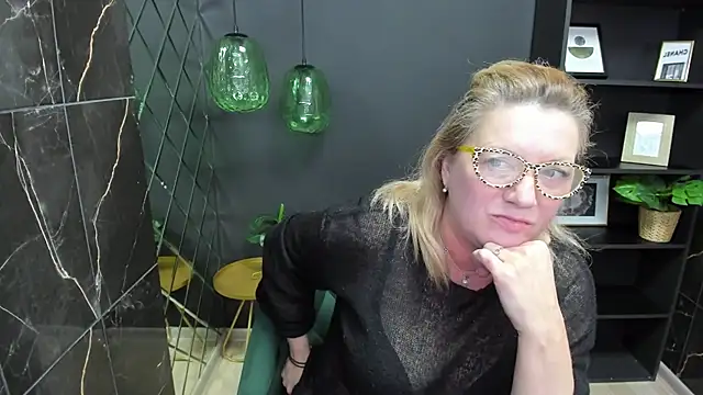 Snapshot of LeaPure chatting on 03.01.25 LeaPure online show from 03.01.25