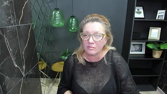 Snapshot of LeaPure chatting on 03.01.25 LeaPure online show from 03.01.25