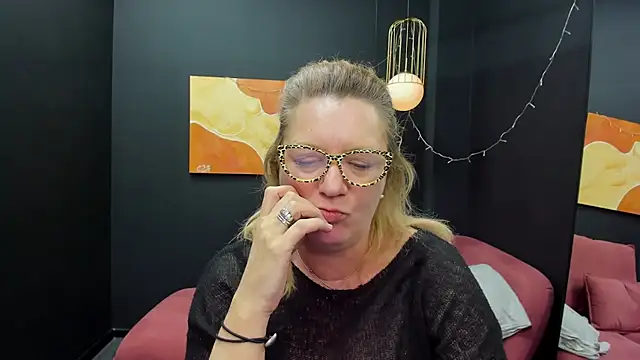 Snapshot of LeaPure chatting on 03.01.25 LeaPure online show from 03.01.25