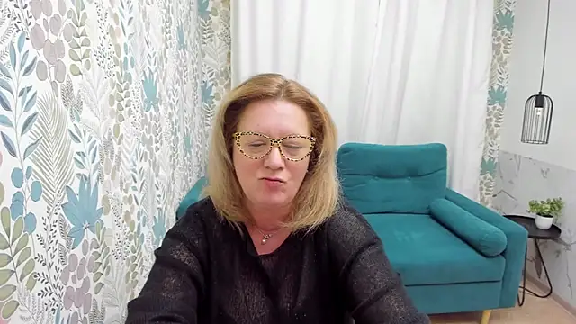 Snapshot of LeaPure chatting on 03.08.25 LeaPure online show from 03.08.25