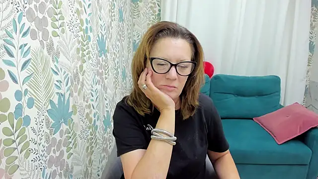 Snapshot of LeaPure chatting on 09.13.25 LeaPure online show from 09.13.25