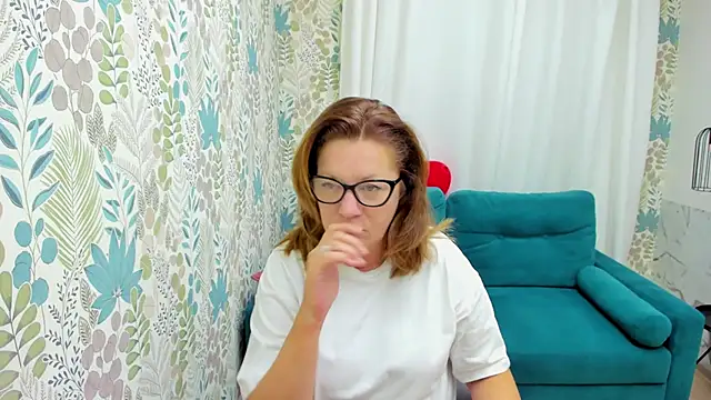 Snapshot of LeaPure chatting on 09.20.25 LeaPure online show from 09.20.25