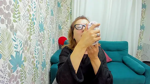 Snapshot of LeaPure chatting on 09.27.25 LeaPure online show from 09.27.25