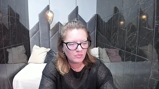 Snapshot of LeaPure chatting on 09.28.25 LeaPure online show from 09.28.25