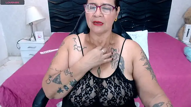 Snapshot of laura_riley chatting on 03.22.25 laura riley online show from 03.22.25