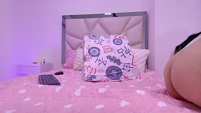 Snapshot of sarakaisy chatting on 10.27.25 sarakaisy online show from 10.27.25