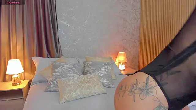 Snapshot of Sarah_Stone_ chatting on 10.18.25 Sarah Stone online show from 10.18.25