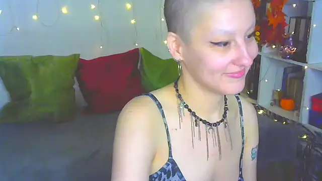 Snapshot of MartaBounty chatting on 10.17.25 MartaBounty online show from 10.17.25