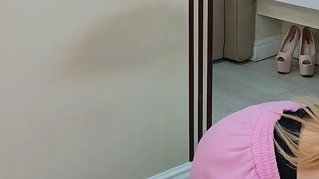 JuliaJuliette online show from 01.12.25