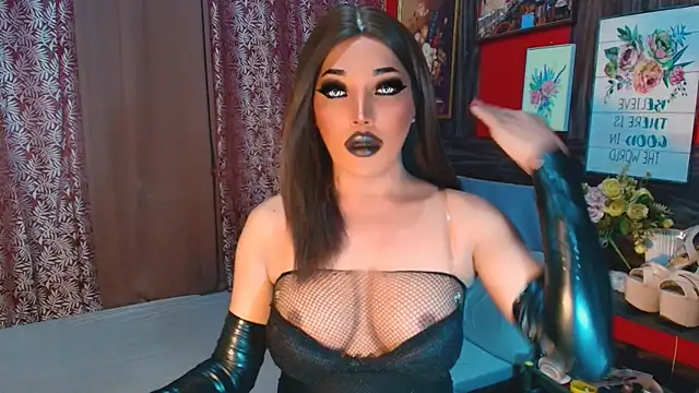 Snapshot of trixxielicious chatting on 10.31.25 trixxielicious online show from 10.31.25