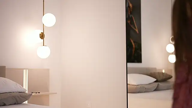 Snapshot of DoviaClaire chatting on 09.24.25 DoviaClaire online show from 09.24.25