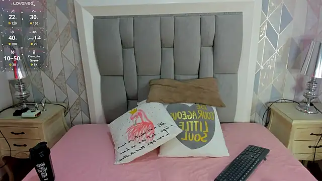 Snapshot of Princsgirl_ chatting on 10.14.25 Princsgirl online show from 10.14.25