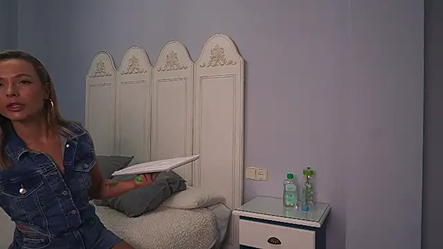 Snapshot of new_dee chatting on 01.11.25 new dee online show from 01.11.25