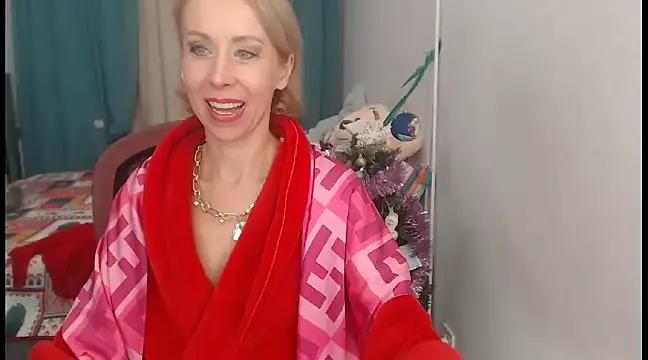 Snapshot of LuxuryNika chatting on 12.31.24 LuxuryNika online show from 12.31.24