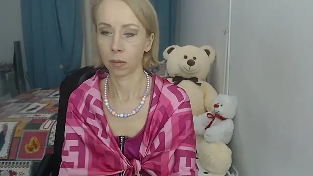 Snapshot of LuxuryNika chatting on 01.17.25 LuxuryNika online show from 01.17.25