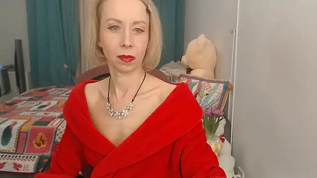 Snapshot of LuxuryNika chatting on 02.15.25 LuxuryNika online show from 02.15.25