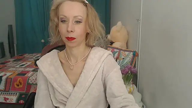 Snapshot of LuxuryNika chatting on 02.17.25 LuxuryNika online show from 02.17.25