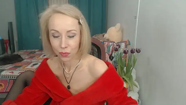 Snapshot of LuxuryNika chatting on 03.17.25 LuxuryNika online show from 03.17.25