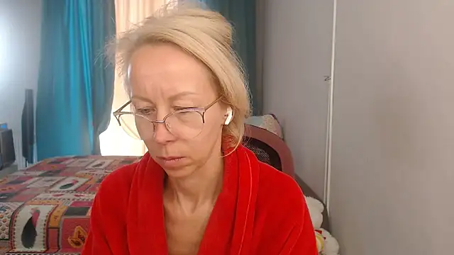 Snapshot of LuxuryNika chatting on 09.15.25 LuxuryNika online show from 09.15.25