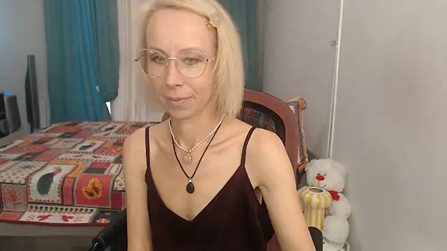 Snapshot of LuxuryNika chatting on 09.16.25 LuxuryNika online show from 09.16.25