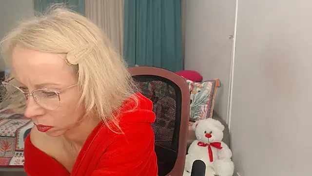 Snapshot of LuxuryNika chatting on 09.20.25 LuxuryNika online show from 09.20.25