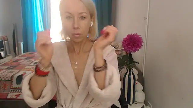 Snapshot of LuxuryNika chatting on 09.22.25 LuxuryNika online show from 09.22.25