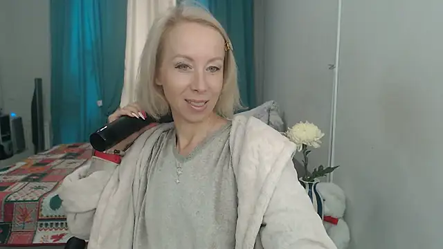 Snapshot of LuxuryNika chatting on 09.29.25 LuxuryNika online show from 09.29.25