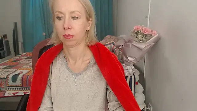 Snapshot of LuxuryNika chatting on 10.06.25 LuxuryNika online show from 10.06.25