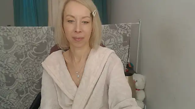 LuxuryNika online show from 11.26.25