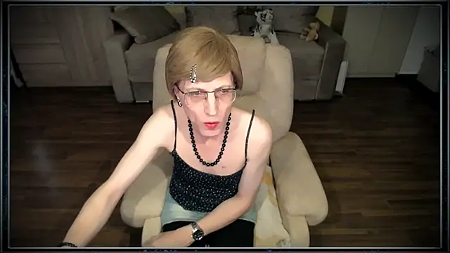 Snapshot of clementine chatting on 11.07.25 clementine online show from 11.07.25