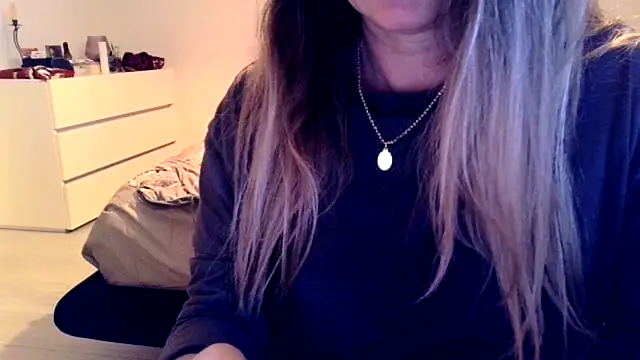 Snapshot of leadileo chatting on 11.06.25 leadileo online show from 11.06.25