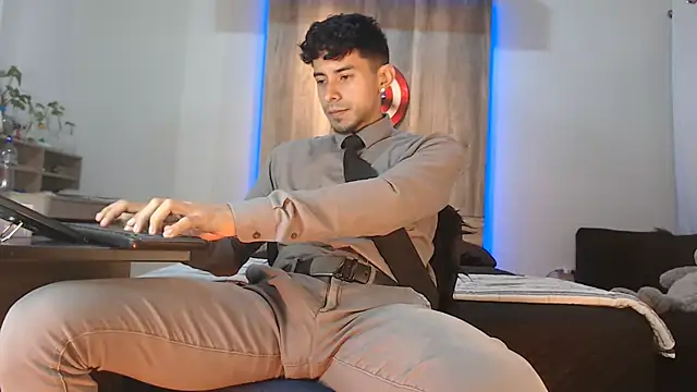 Snapshot of Andrew_4_ chatting on 10.08.25 Andrew 4 online show from 10.08.25