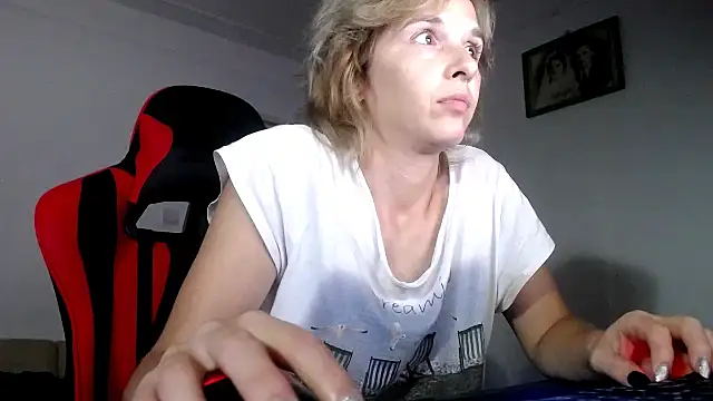 Snapshot of SexxyLety chatting on 09.15.25 SexxyLety online show from 09.15.25