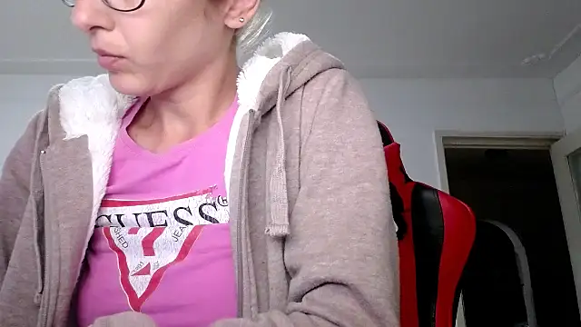 Snapshot of SexxyLety chatting on 09.17.25 SexxyLety online show from 09.17.25