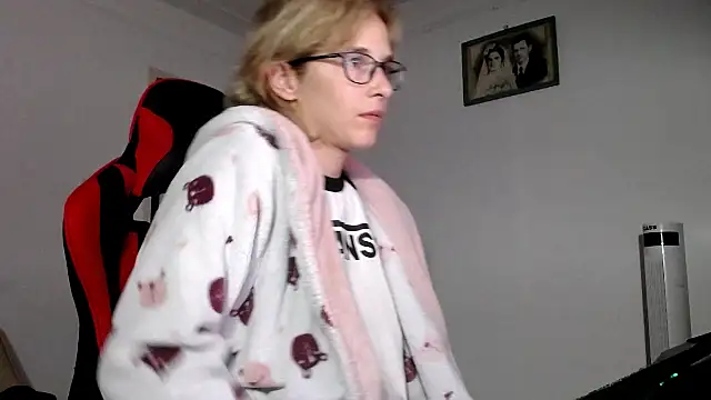 Snapshot of SexxyLety chatting on 09.24.25 SexxyLety online show from 09.24.25