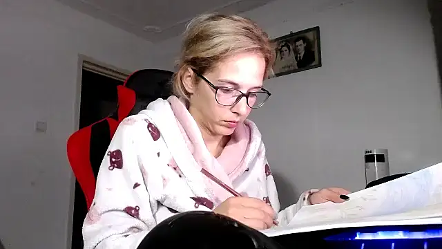 Snapshot of SexxyLety chatting on 09.25.25 SexxyLety online show from 09.25.25