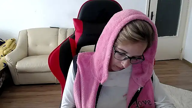 Snapshot of SexxyLety chatting on 09.27.25 SexxyLety online show from 09.27.25