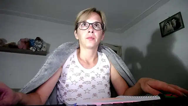 Snapshot of SexxyLety chatting on 09.28.25 SexxyLety online show from 09.28.25