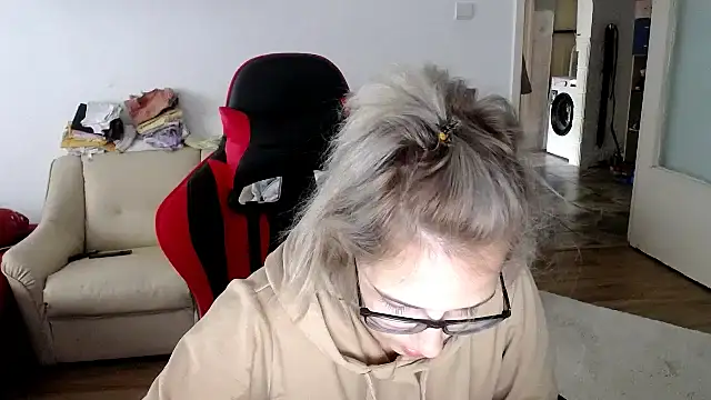 Snapshot of SexxyLety chatting on 10.02.25 SexxyLety online show from 10.02.25