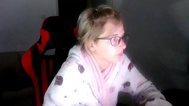 Snapshot of SexxyLety chatting on 10.04.25 SexxyLety online show from 10.04.25