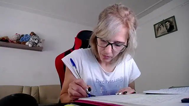 Snapshot of SexxyLety chatting on 10.06.25 SexxyLety online show from 10.06.25