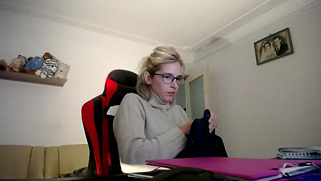 Snapshot of SexxyLety chatting on 10.08.25 SexxyLety online show from 10.08.25