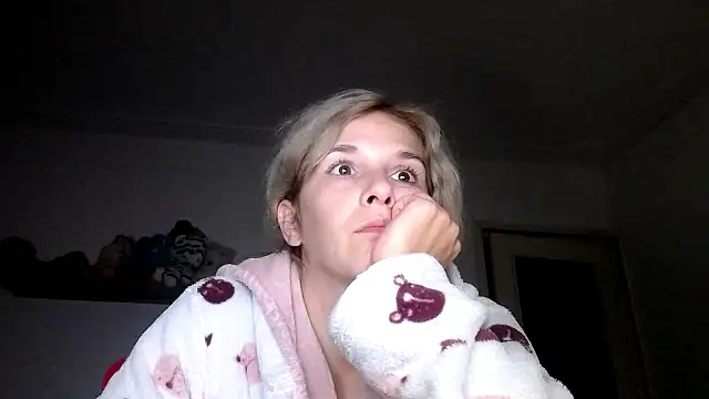 Snapshot of SexxyLety chatting on 10.10.25 SexxyLety online show from 10.10.25