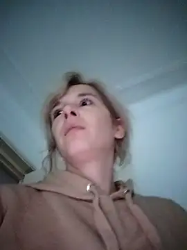 Snapshot of SexxyLety chatting on 10.21.25 SexxyLety online show from 10.21.25