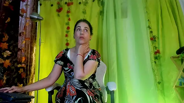 Snapshot of girasol_walton chatting on 06.28.26 girasol walton online show from 06.28.26