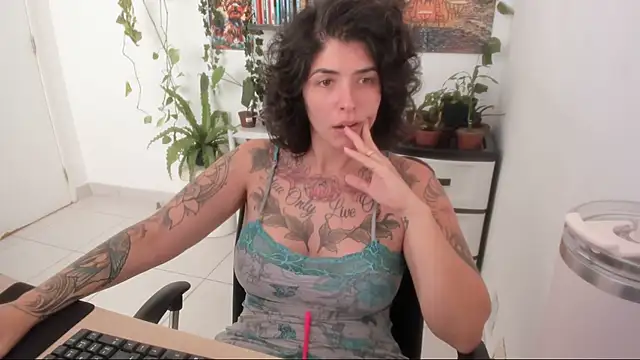 Snapshot of TaliMajesty chatting on 09.28.25 TaliMajesty online show from 09.28.25