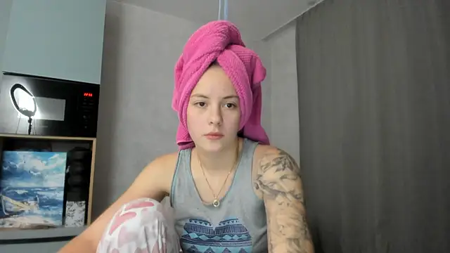 Snapshot of why_again_me chatting on 10.22.25 why again me online show from 10.22.25