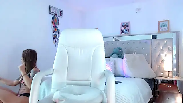 hollythomson online show from 12.03.24